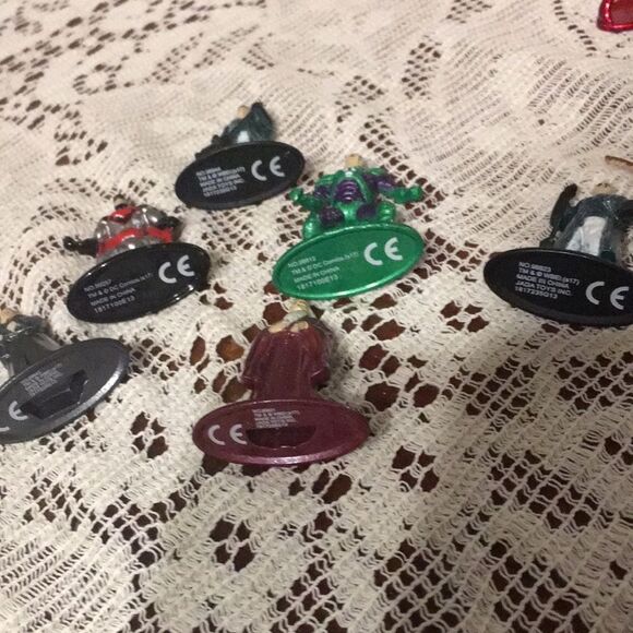 Set of Superhero and Villain Figurines - Picture 5 of 5